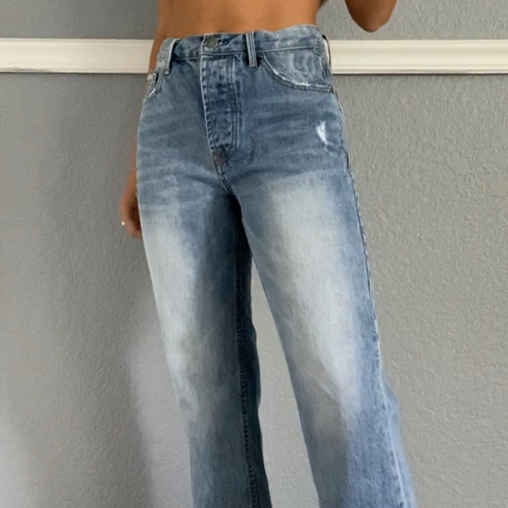 DISTRESSED MOM JEANS